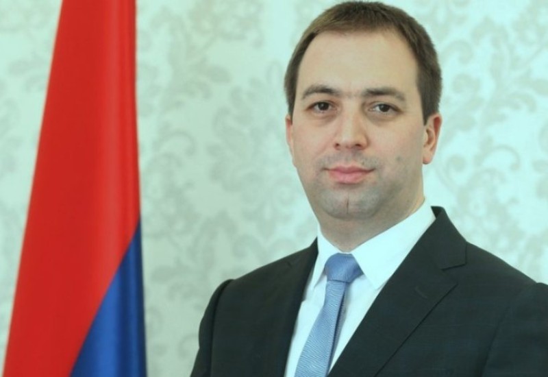 SELAK: Zakonom dodatno urediti i propisati isticanje srpske trobojke