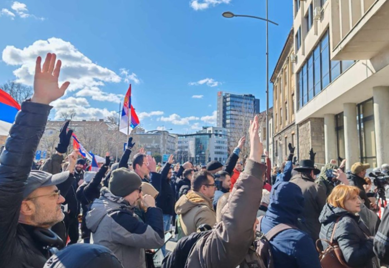 Odbornici opozicije ušli u zgradu Skupštine Novog Sada: Ispred sve više građana (VIDEO)