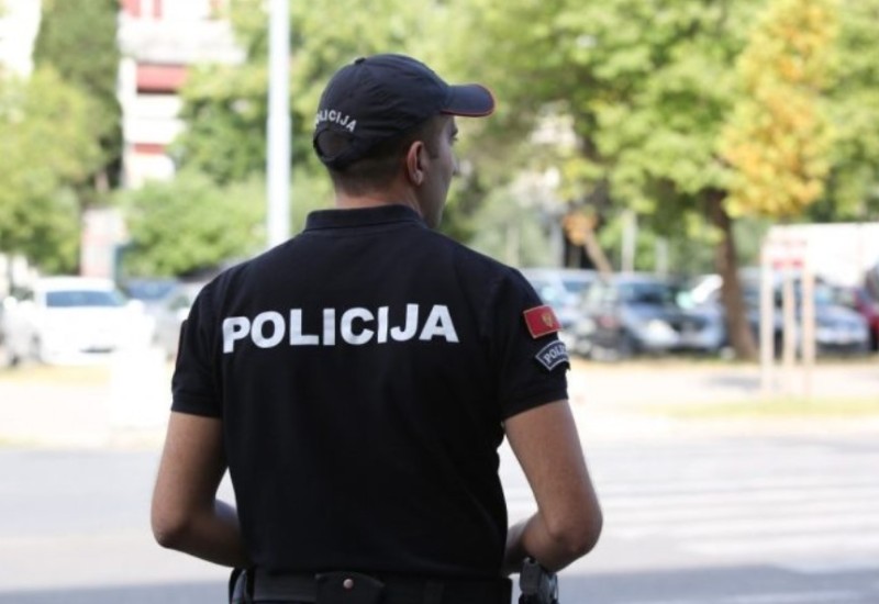 Bizarne scene u elitnom naselju: Muškarac izbacio golu prostitutku na ulicu (FOTO)