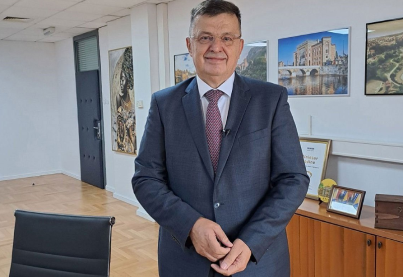 Tegeltija: Priča o kupovini zgrade za UIO vrti se oko jednog političara i jednog biznismena