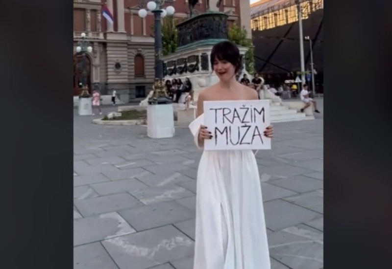 URNEBESNE REAKCIJE: Centrom grada šetala u vjenčanici s natpisom “tražim muža” VIDEO
