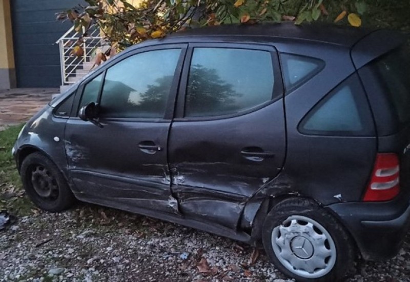 BANJA LUKA: Smrskani „mercedes“ 18 dana blokira parking u Tuzlanskoj ulici