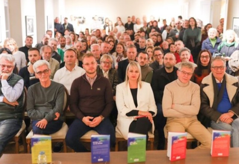 Kuća Milanovića ispunjena do posljednjeg mjesta: Sabrana djela Emira Kusturice u Banjaluci