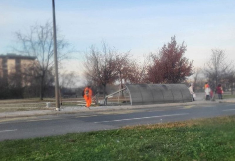 Pala nadstrešnica autobuskog stajališta u Novom Sadu