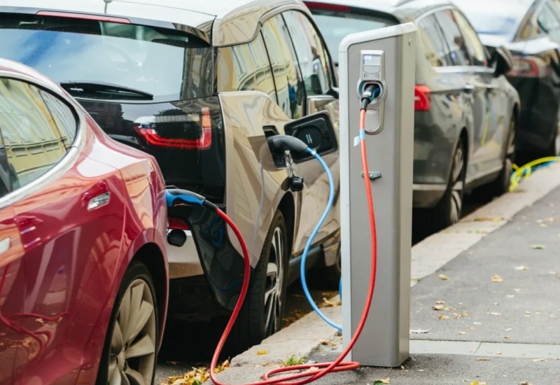 Francuzi se okreću električnim vozilima zbog rasta cijena goriva