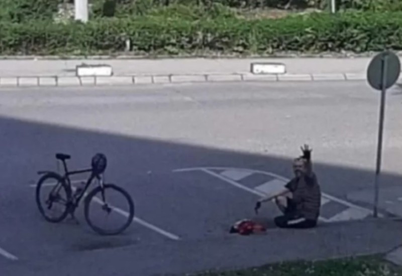 Prizor koji je mnoge dirnuo: Otac dežura ispred bolničke sobe u kojoj leži njegov sin