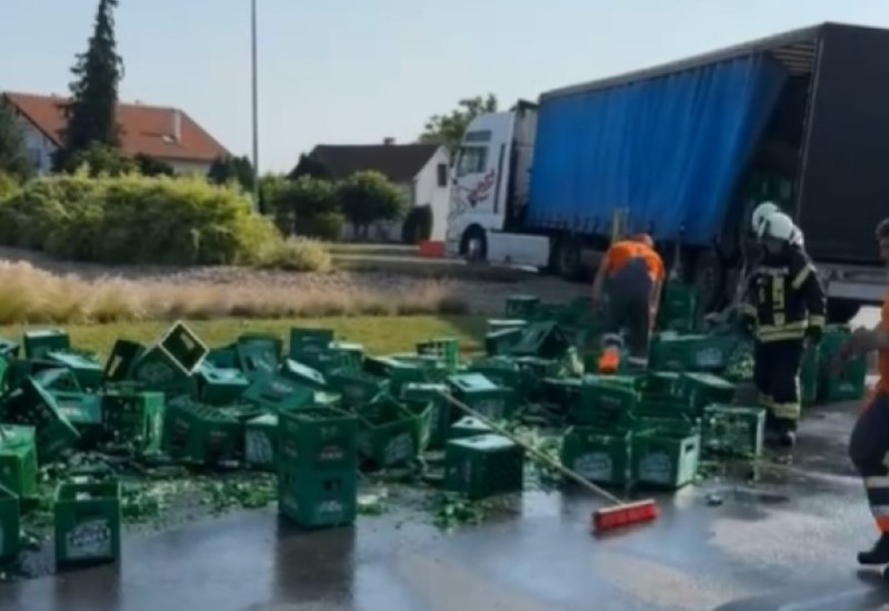Pivopije u šoku: Desetine gajbi izletjele iz kamiona i prosule se po putu VIDEO