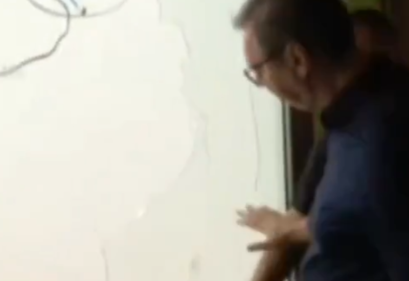 Vučić pipao razbijeno staklo na prostorijama SNS-a pa se porezao VIDEO