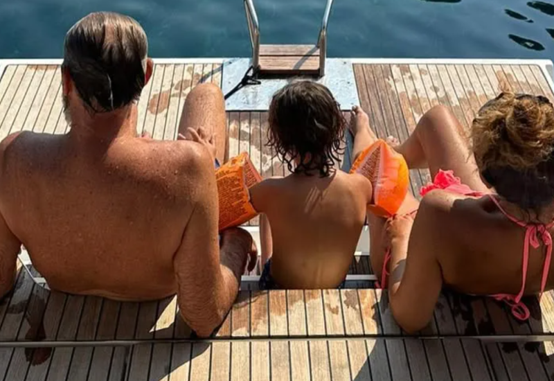 Najveći zavodnik regiona u sedmoj deceniji vozi jedrilicu: 32 godine mlađa supruga se pohvalila na mrežama