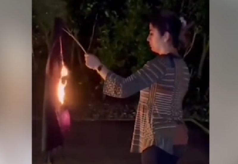 U Iranu žene sijeku kose i pale hidžabe u znak protesta