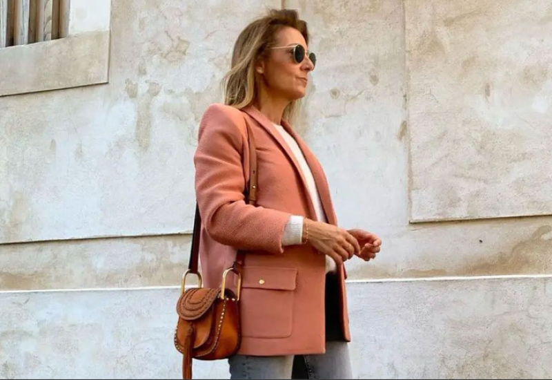 Sako boje lososa jedan od top elemenata poslovne garderobe
