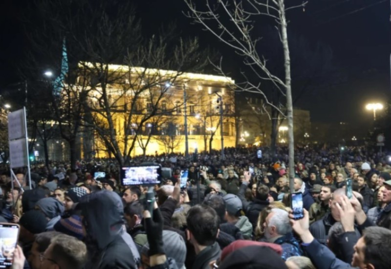 Gurali se i pokušali ukloniti ZAŠTITNU OGRADU: Uhapšene dvoje sa protesta ispred RIK u Beogradu