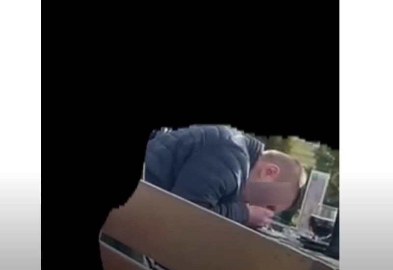 “Vukao linije” usred bijela dana: Šmrkao kokain u ugostiteljskom objektu VIDЕO