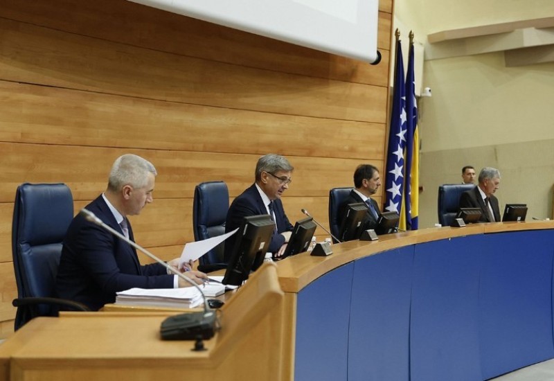 Burno u Parlamentu BiH: "Ako još jednom zaprijetite tim prstom, po njemu ćete i dobiti"