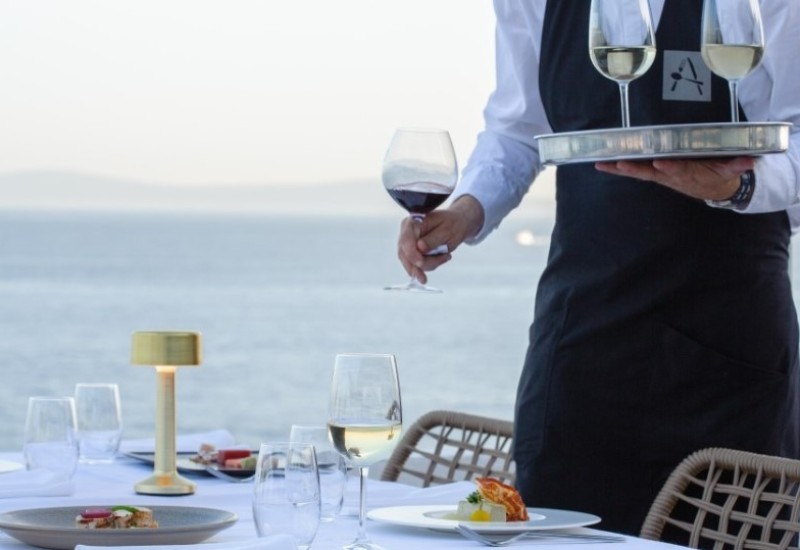 Ugostitelj razočaran, ne može naći radnike: “Kuvaru nudim 2.000 evra, a konobaru 1.000”