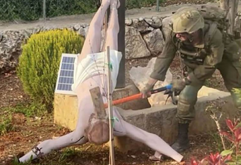 Fotografija koja je zaprepastila svijet: Izraelski vojnik maljem razbio Isusovu statuu (Foto)