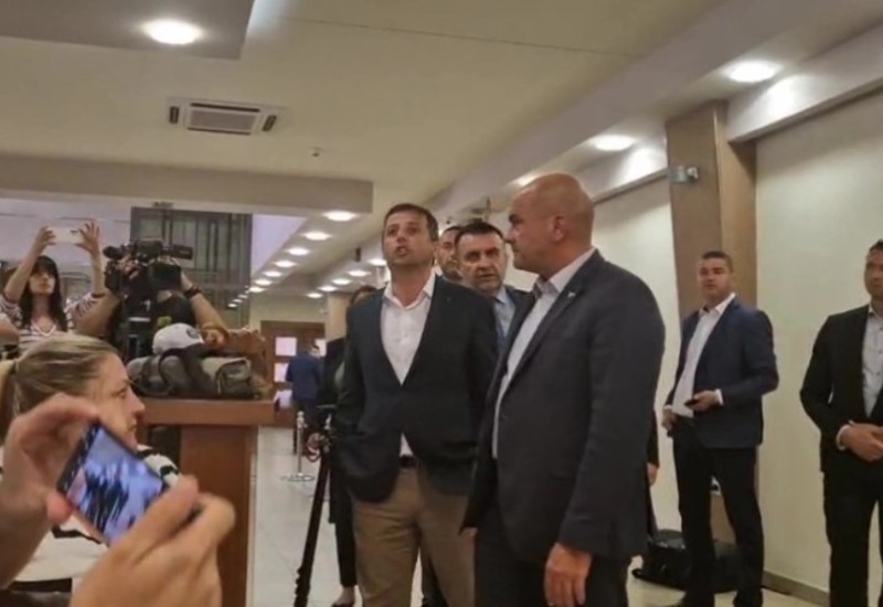 Burno u skupštinskom holu: Obračun Vukanovića i Stevandića, pale teške riječi VIDEO