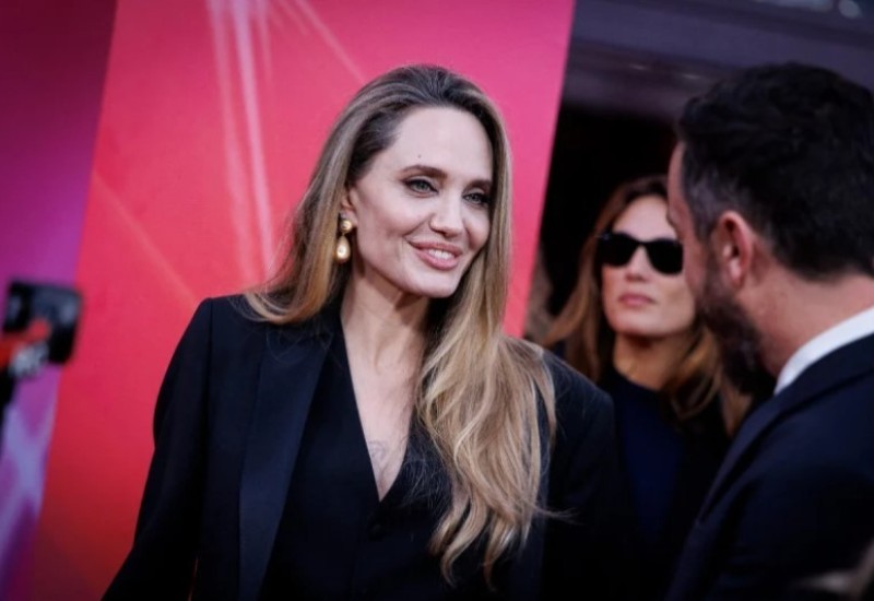 Anđelina Džoli prošetala sa novim dečkom na crvenom tepihu FOTO