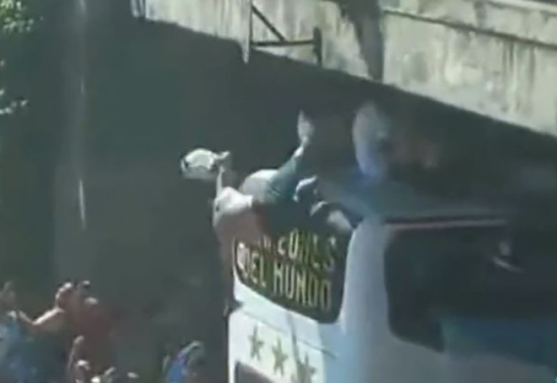 Navijač skočio na autobus sa Mesijem i ekipom, pa pao među masu (VIDEO)
