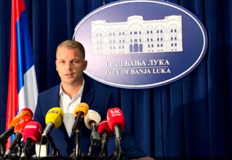 Stanivuković: “SNSD zapalio požar i sad u minut do 12 glume vatrogasce”