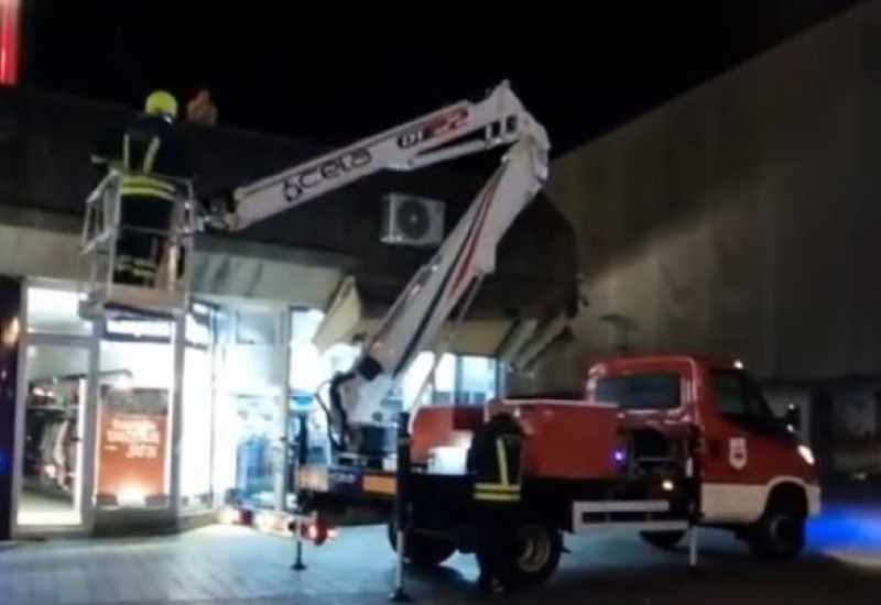 Vatrogasci spasavali dvije osobe sa krova Boske (VIDEO)