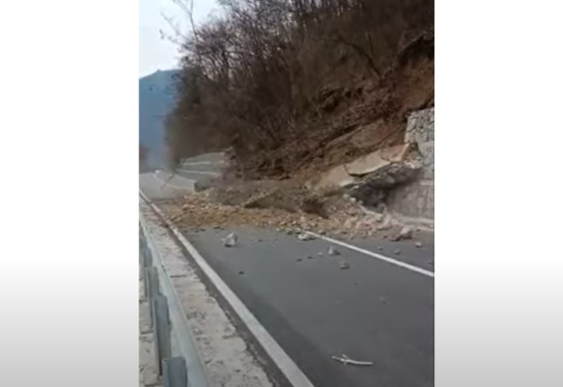 Otežan saobraćaj kod Prijepolja: Veliki odron odnio potporni zid (VIDEO)