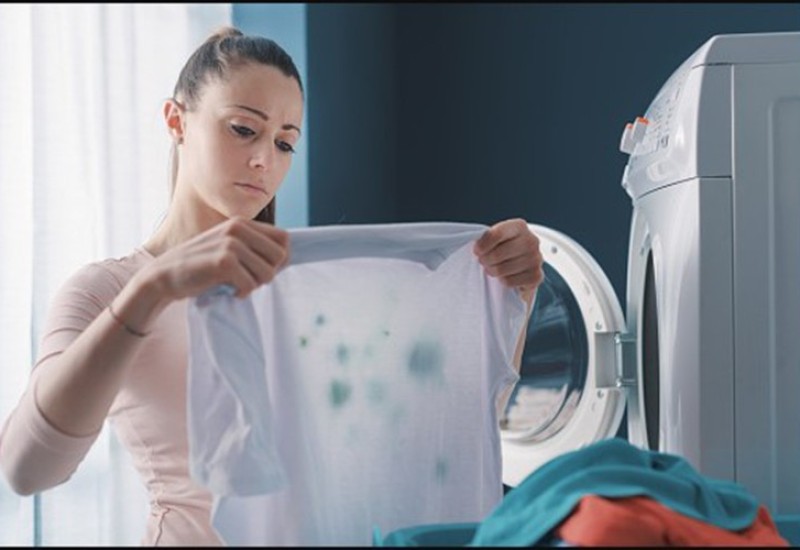 Sve sastojke imate u kući: Trik za potpuno uklanjanje masnih fleka sa odjeće