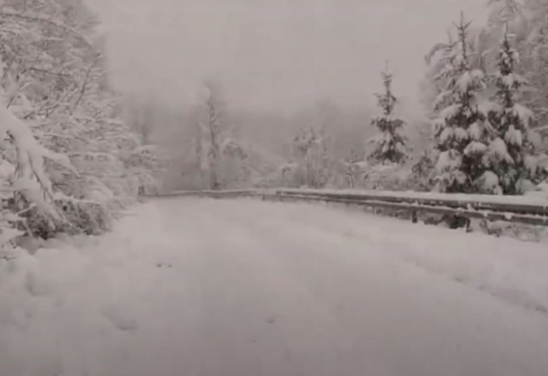 Pola metra snijega palo u Gorskom kotaru, problemi u saobraćaju (VIDEO)