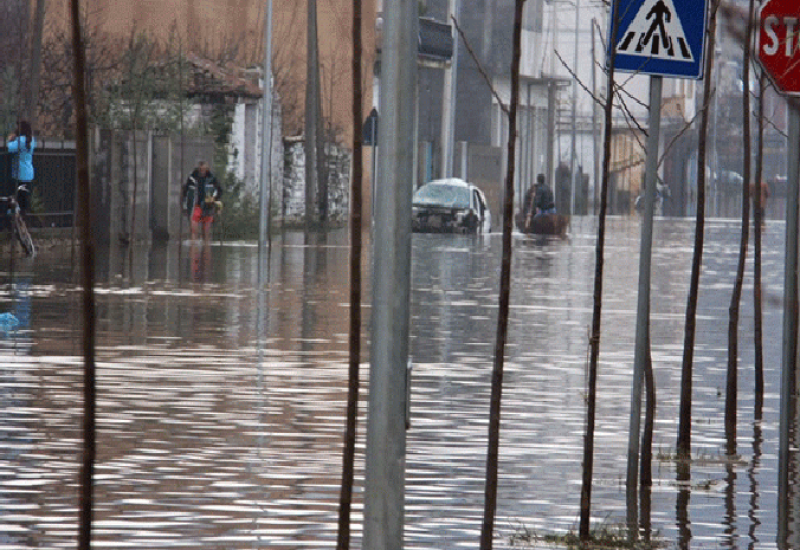 ALBANIJA: Otac i sin smrtno stradali u poplavama