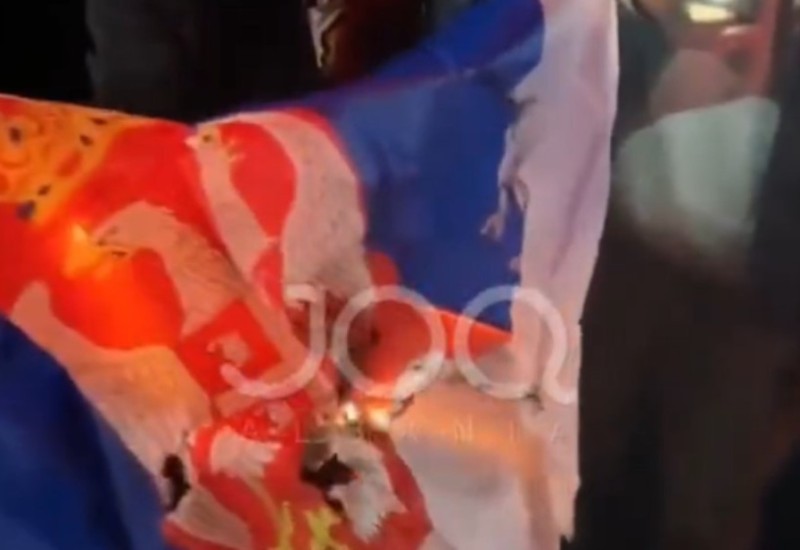 Mržnja prema Srbima: U Tirani zapaljena zastava Srbije (VIDEO)