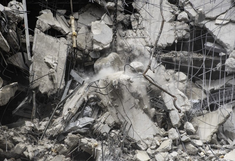 Urušila se petospratnica, najmanje deset mrtvih, među njima i djeca (VIDEO)