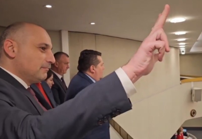 Banjac podigao tri prsta u Dumi: Delegacija Narodne skupštine Srpske na sjednici ruskog parlamenta (VIDEO)