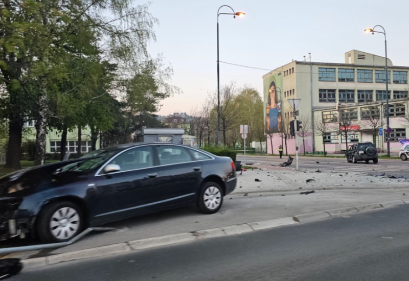 Teška saobraćajka, tri osobe povrijeđene: Dijelovi automobila svuda po cesti