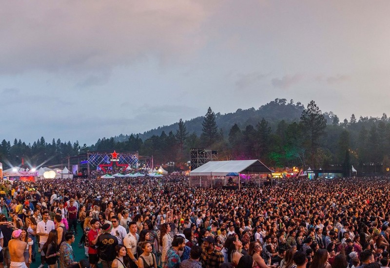 Malezija prekinula muzički festival jer je frontmen na sceni poljubio kolegu
