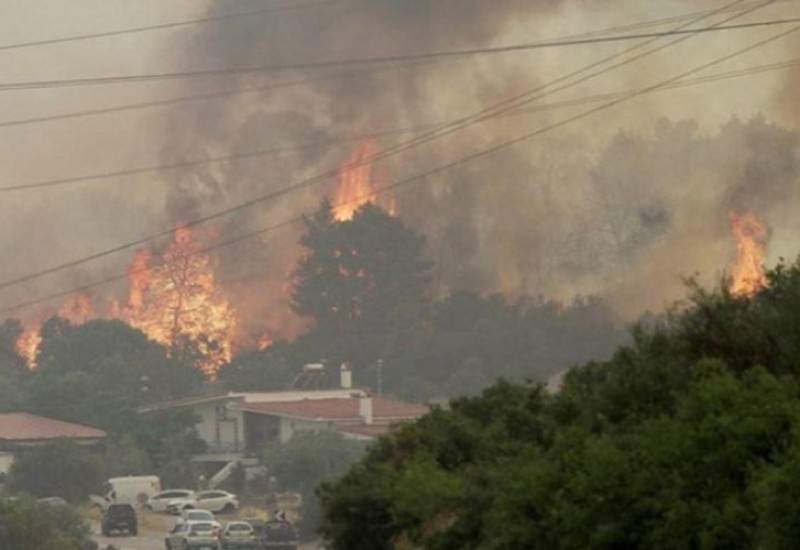 Na Rodosu gore tri hotela, turiste spašavaju brodićima