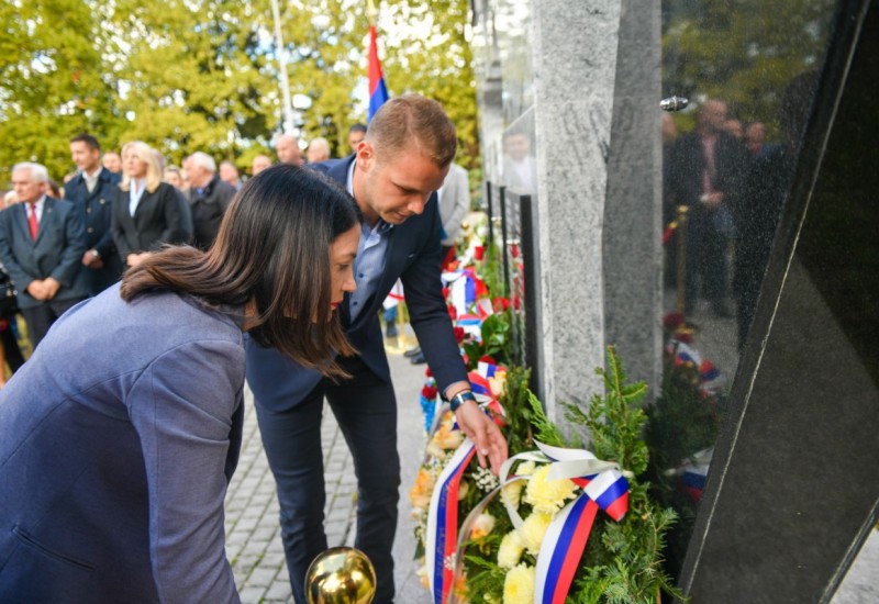 STARČEVICA: Stanivuković prisustvovao polaganju vijenaca u čast poginulim borcima