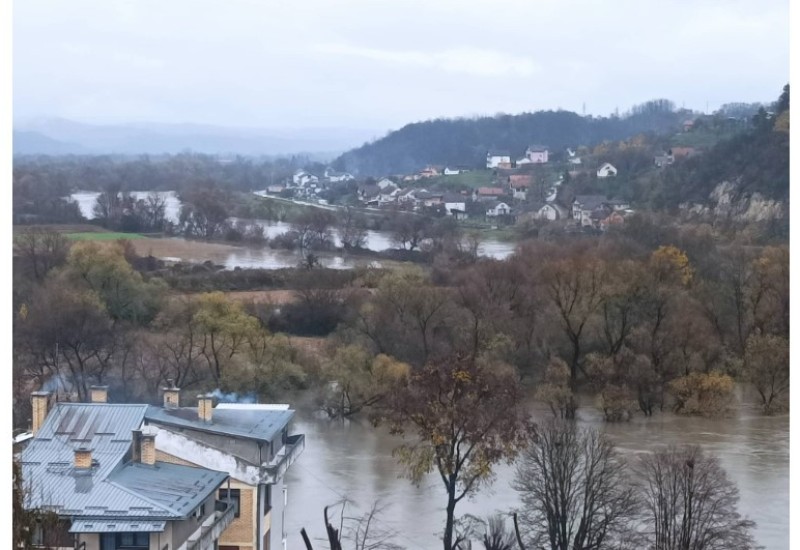 Vodostaji trenutno opadaju, službe u pripravnosti