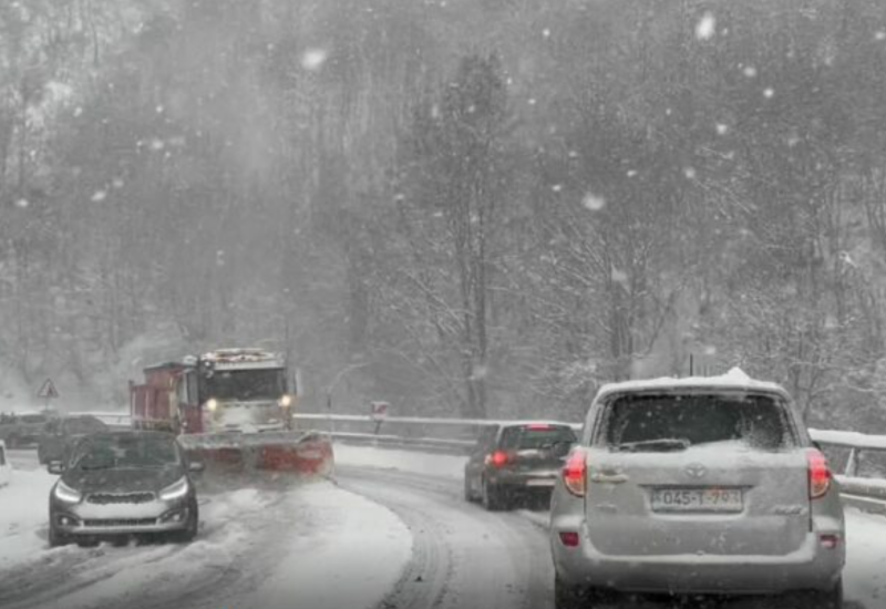 Preko Romanije snijeg, u nižim predjelima kolovozi mokri i klizavi