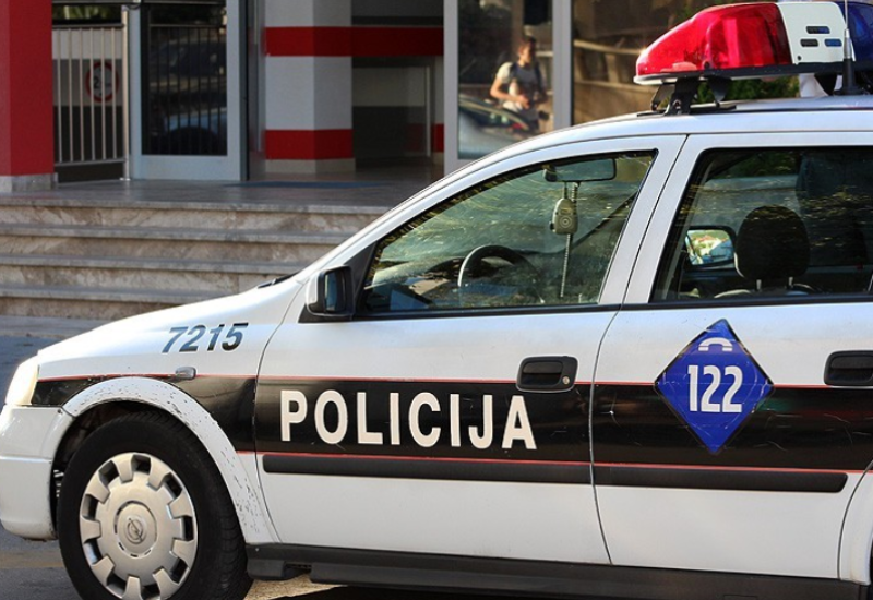 Ušao u kafić i potražio pomoć: Žena nožem ubola muškarca