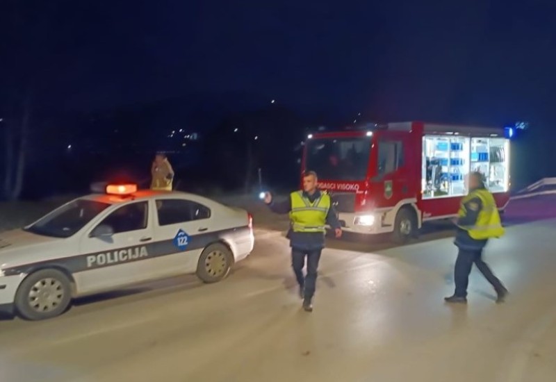 Troje mladih automobilom sletjelo u rijeku FOTO