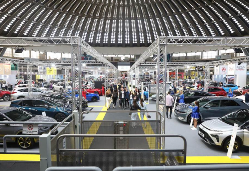 Štandovi na sajmu automobila prazni i obljepljeni trakom: Zatvorila ih poreska uprava, otkriveno i zašto
