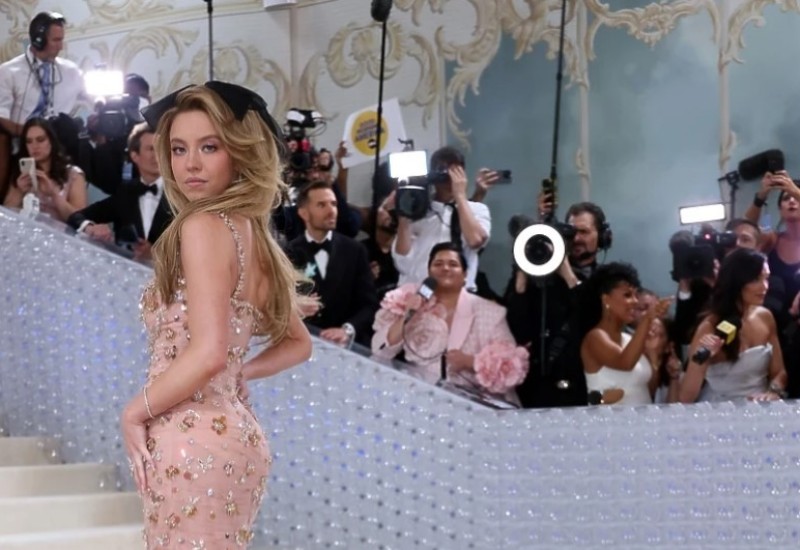 Sydney Sweeney odgovorila na kritike za izgled: Izvinjavam se što imam odlične grudi (FOTO)
