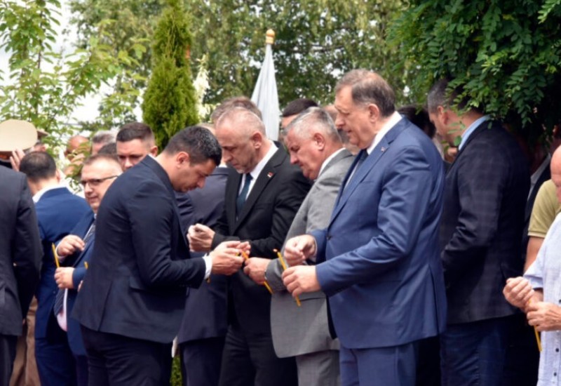 Za proboj koridora život dalo 888 heroja: Na Dugoj Njivi služen parastos i položeni vijenci poginulim srpskim ratnicima