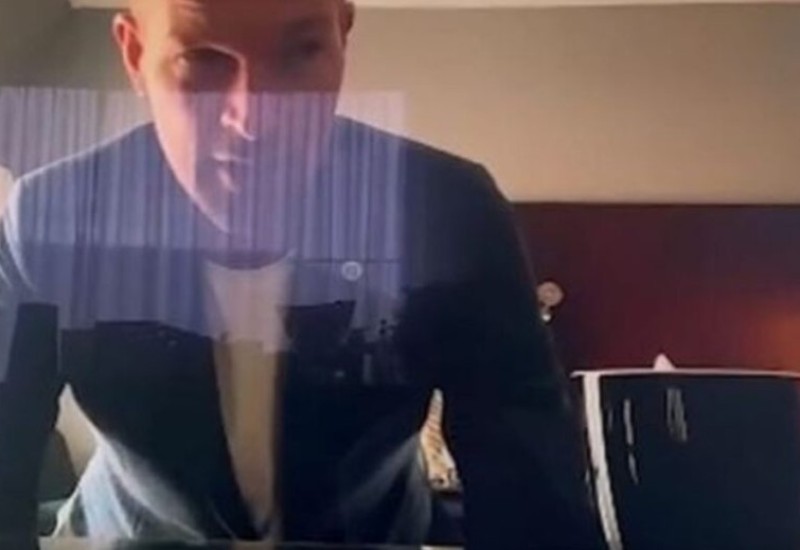 Muž Blanke Vlašić javio se uživo za emisiju iz hotela, iza njega provirile ženske noge VIDEO