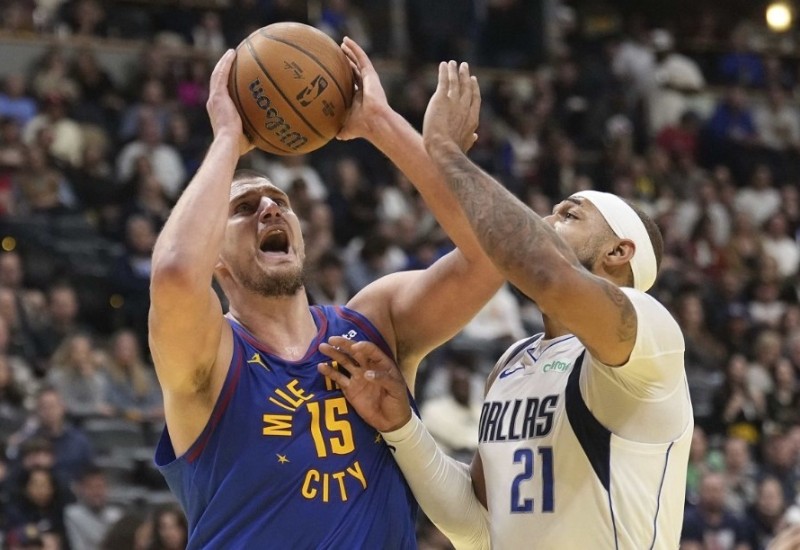 Jokić dobio sina, upisao tripl-dabl pa ganjao sudiju (VIDEO)