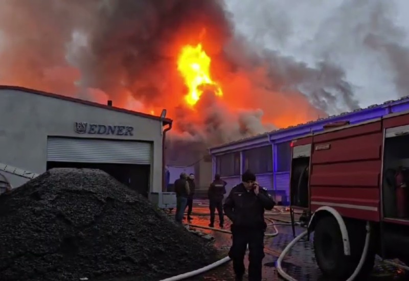 Veliki požar u industrijskoj zoni Novog Pazara: Gore magacini sa tekstilom, više radnika zatražilo pomoć