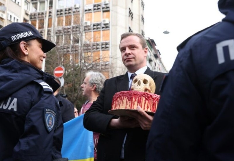 Ukrajinski aktivisti u Beogradu: Ostavili krvavu tortu s lobanjom ispred ruske ambasade (FOTO)