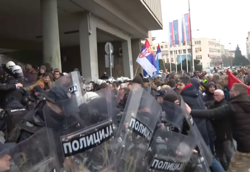 LETJELA JAJA NA POLICIJU: Novi Sad bira novog gradonačelnika, haos ispred gradske Skupštine