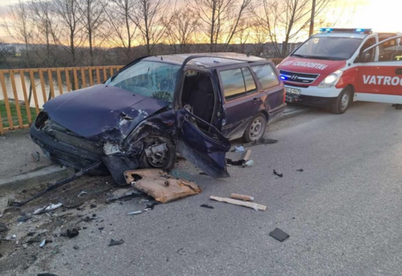 Sudar “BMW” i “golfa”: Dvije osobe povrijeđene, prebačene u bolnicu