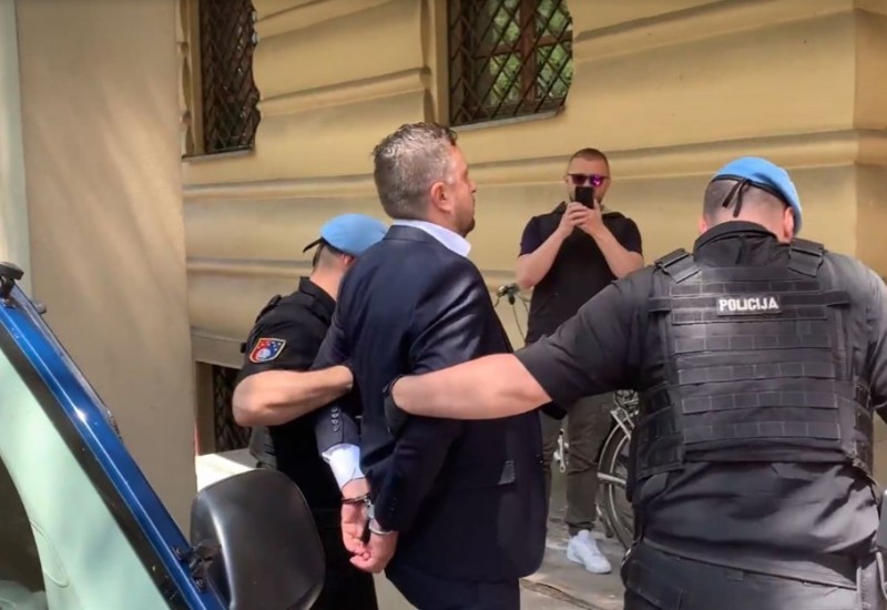 Ambasador Skaka s lisicama na rukama sproveden u Tužilaštvo (VIDEO)